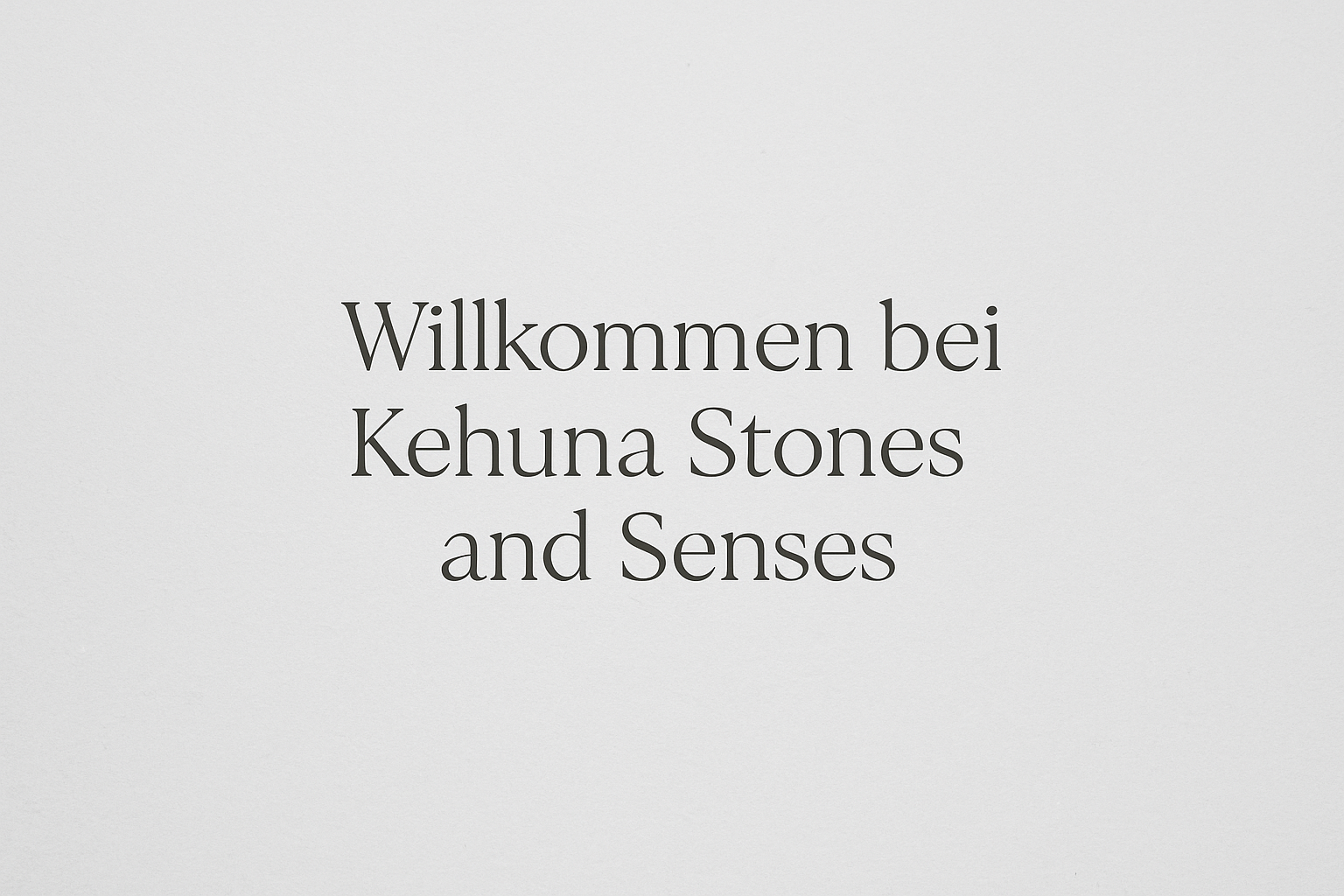 machst du mir ein bild für die folie leicht grauer hintergrund einfärbig text Willkommen bei Kehuna Stones and Senses