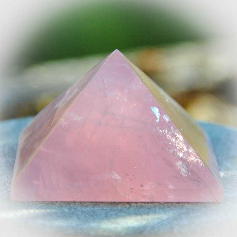Rosenquarz - Pyramide 5cm - Kehuna Stones and Senses