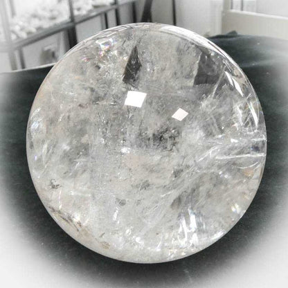 Klare Bergkristallkugel im Edelstein Shop kaufen - Kehuna Stones and Senses