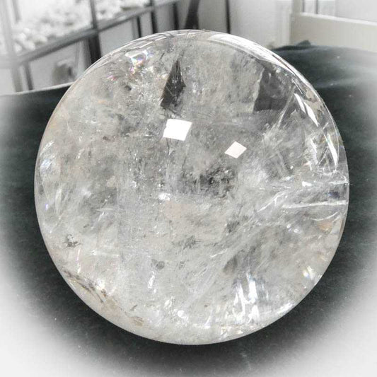 Klare Bergkristallkugel im Edelstein Shop kaufen - Kehuna Stones and Senses