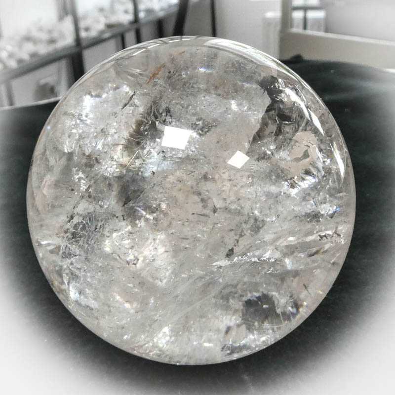 Klare Bergkristallkugel im Edelstein Shop kaufen - Kehuna Stones and Senses