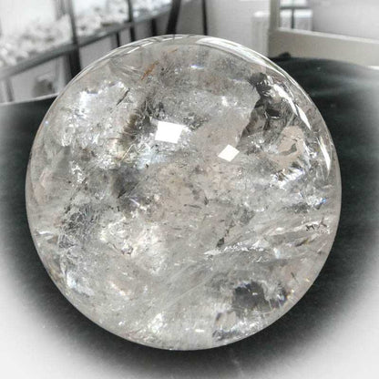 Klare Bergkristallkugel im Edelstein Shop kaufen - Kehuna Stones and Senses