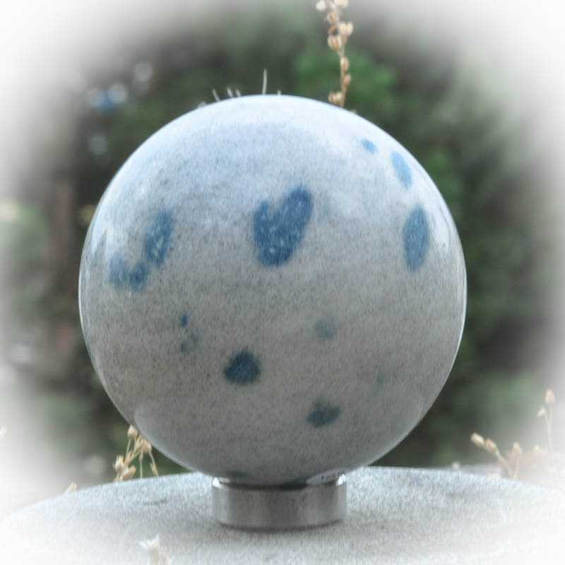 Azurit in Granit K2 - Steinkugel 5,5cm - Kehuna Stones and Senses