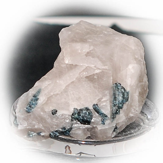 Blauer Turmalin in Quarz Rohstein - Kehuna Stones and Senses