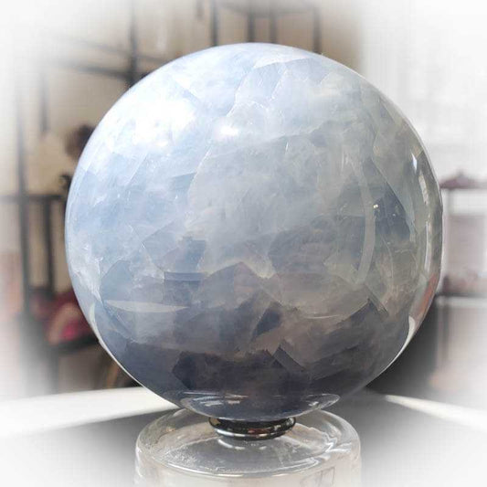 Calcit blau Kugel 9 cm - Kehuna Stones and Senses