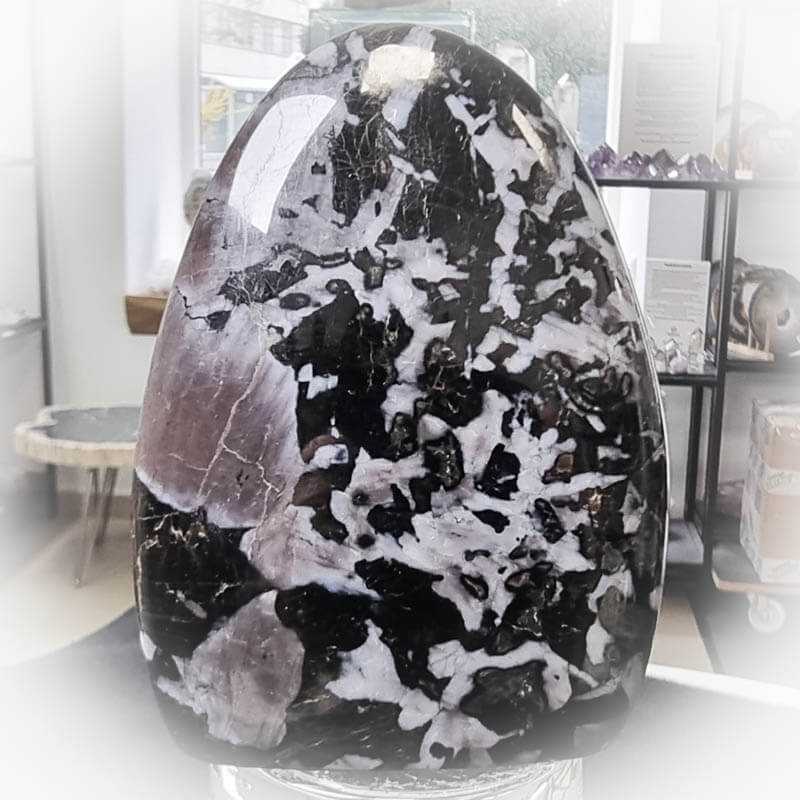 Gabbro mit Standfläche - Kehuna Stones and Senses