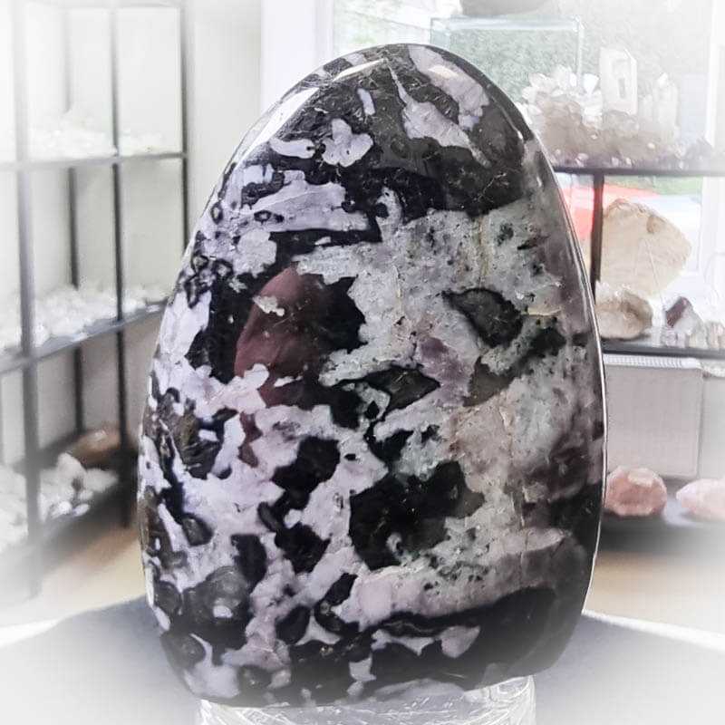 Gabbro mit Standfläche - Kehuna Stones and Senses
