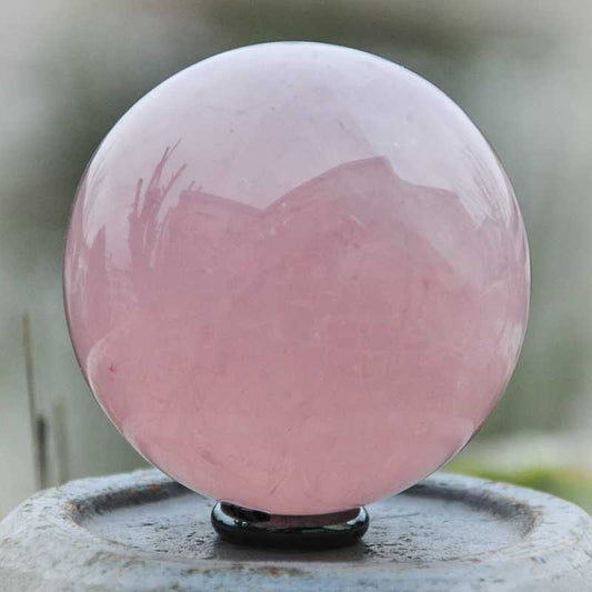 Rosenquarz Kugel aus Madagaskar - Kehuna Stones and Senses