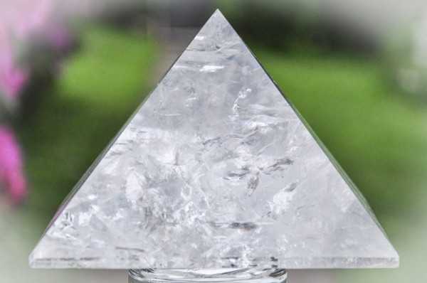 Bergkristall Pyramide 14 cm Kantenlänge